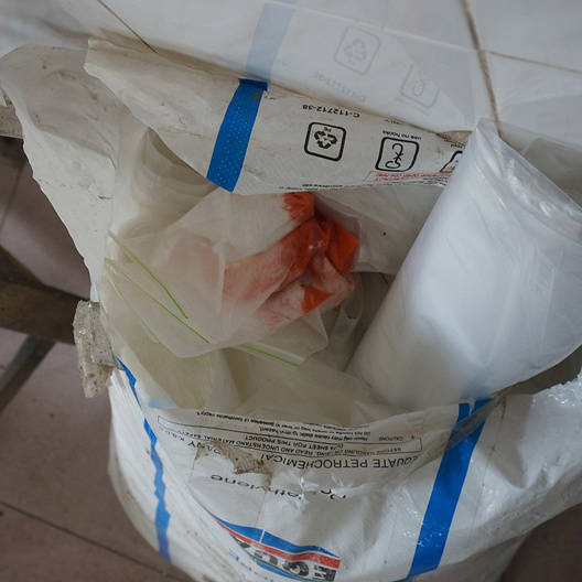 假劣“紅?！卑父嫫? title=