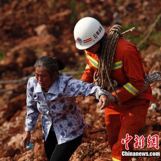 實(shí)拍廢墟中的愛(ài)