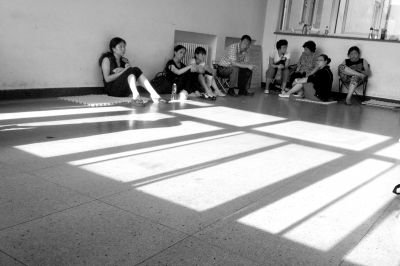 女童的家屬在醫(yī)院走廊中等待。京華時報記者趙思衡攝