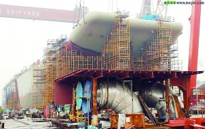 航母前部甲板在安裝。