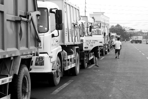 垃圾車排隊等著卸垃圾，有司機已等了四五個小時