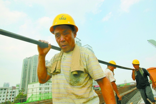 農(nóng)民工工作辛苦，權(quán)益理應(yīng)有保障。