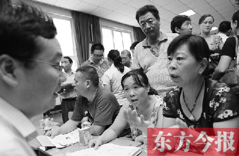 帶著孩子小升初的諸多疑問，眾多家長（右）向教育部門咨詢