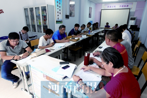 消費(fèi)者代表和旁聽人員走進(jìn)社區(qū)，聽取市民關(guān)于鄭州地鐵的意見和建議