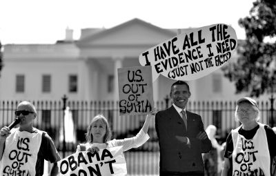 2日，反戰(zhàn)人士在白宮前高舉標(biāo)語，抗議美國可能對敘動武。