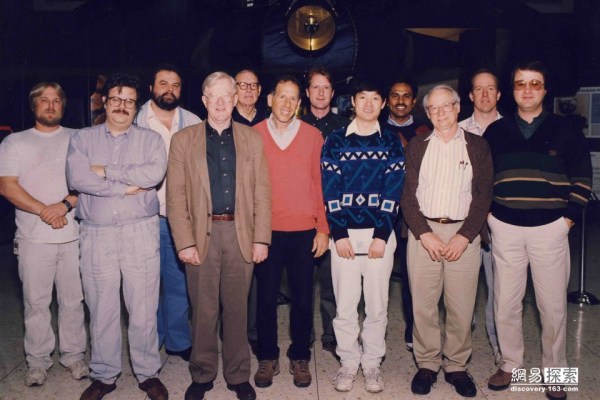 圖為照顧旅行者的工作人員。