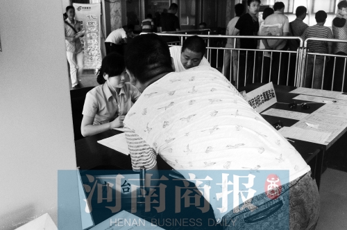 戴著耳機(jī)工作，挺“愜意”