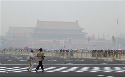 9月29日，游客行走在天安門廣場西側路上，當日霧霾嚴重。