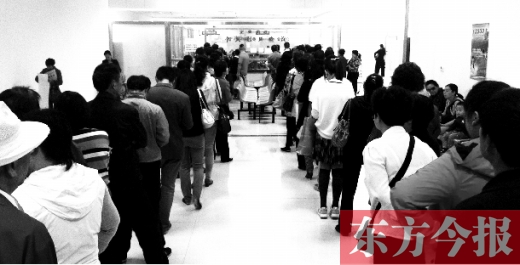 昨日上午，鄭州市社保辦事大廳，辦事的群眾排起長(zhǎng)隊(duì)