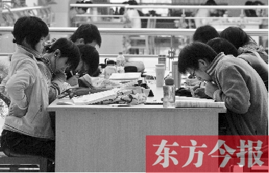 專家認(rèn)為，內(nèi)地高校對學(xué)生創(chuàng)造性、自主性的培養(yǎng)不及港校