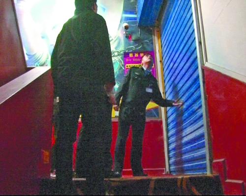 民警趕到時(shí),動(dòng)漫城已提前關(guān)門(mén) 民警趕到時(shí),動(dòng)漫城已提前關(guān)門(mén)