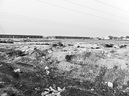 兩年半時(shí)間里，空曠的院子里，只有北側(cè)建成了兩棟空空的廠房。