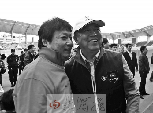 比賽結(jié)束后，老胡熱情擁抱老唐。