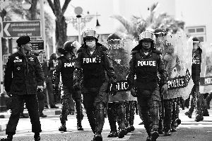 泰警察出動(dòng)。