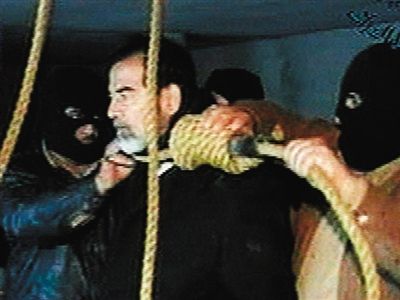 警衛(wèi)給薩達(dá)姆套上絞刑工具。