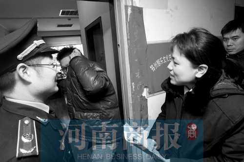 城管巡回法庭法官，到因違反城市管理的受罰當(dāng)事單位送傳票