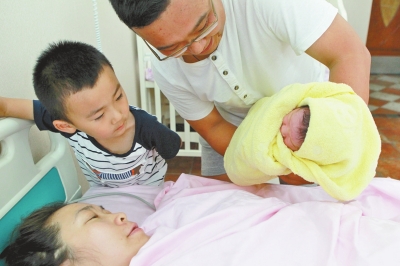 一家四口其樂(lè)融融，但二孩證卻讓男主人操心。