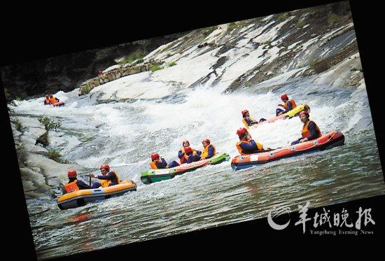　　湖北紅安縣,游客在對(duì)天河漂流。