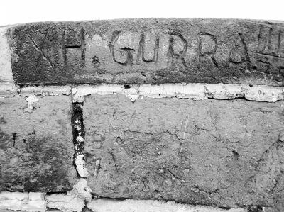 　　圖為長城城墻上的刻痕。記者 王昊魁攝　