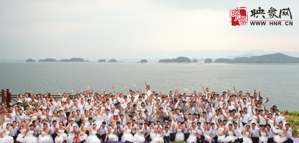 初夏喜宴八方客,千島笑迎粉佳人。