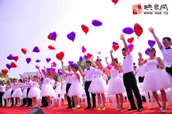 初夏喜宴八方客,千島笑迎粉佳人。