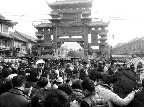 比春運(yùn)更擠的地方是?？h廟會(huì)(組圖)