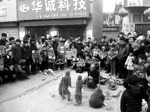 比春運(yùn)更擠的地方是?？h廟會(huì)(組圖)