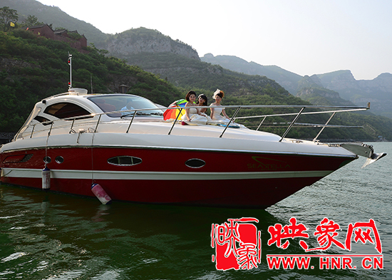 到青天河乘坐龍舟畫舫 暢游靈山秀水 到青天河乘坐龍舟畫舫 暢游靈山秀水