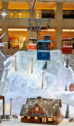 為了別出心裁,商場(chǎng)不惜花重金在商場(chǎng)里打造冰雪世界。