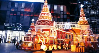 北京商場(chǎng)做圣誕裝飾,越來(lái)越花血本。