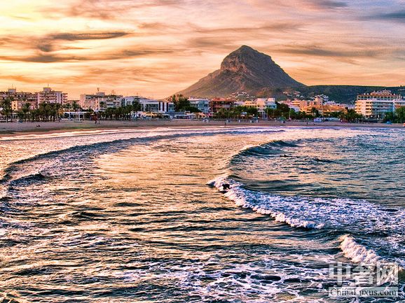 與海浪搏擊 全球十個(gè)最美麗的沖浪勝地