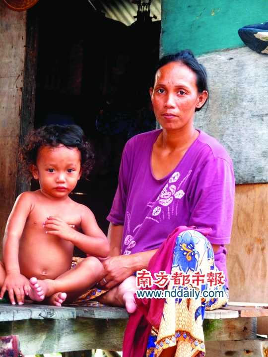 小木屋邊的母子。