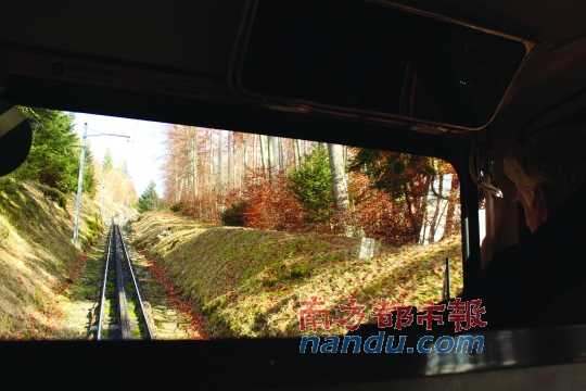 小火車一路向上，沖破云層，豁然開朗，乘客們的歡呼聲適時(shí)響起，一切漸入佳境。