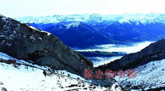  齒軌火車在皮拉圖斯山上穿行，如同紅色的龍?jiān)谏街杏芜? complete=