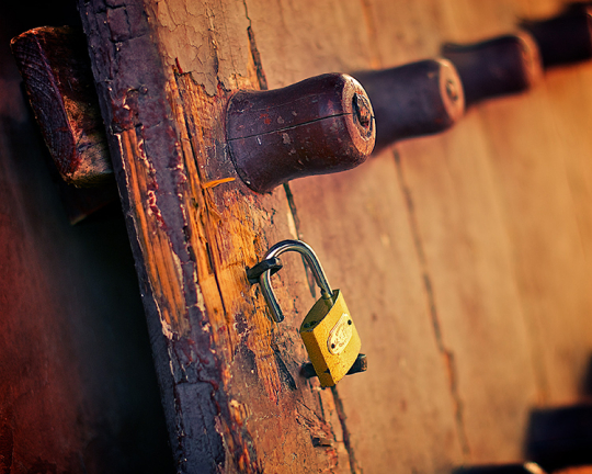 木門斑駁、銅鎖閑掛