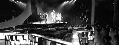 　　晚上的clubmed里有各種歡樂(lè)演出?！? oldsrc=