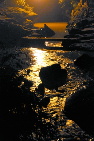 　　夜幕下古鎮(zhèn)江邊?！? complete=