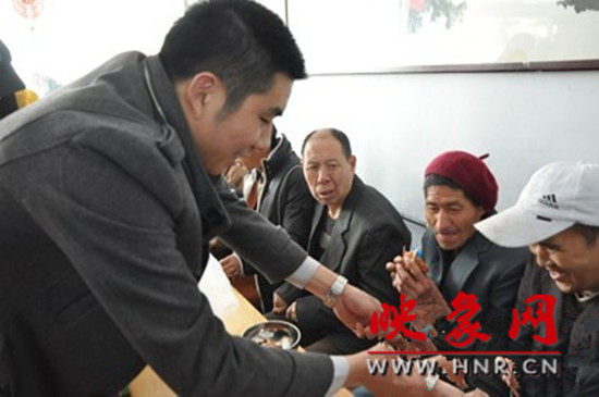 　　“韓胖子”千只茶香雞茶香鴨捐贈(zèng)環(huán)衛(wèi)工人、農(nóng)民工學(xué)子和鄭州市社會(huì)福利院。