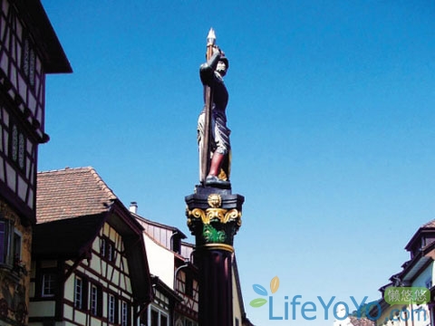 　　在那個(gè)春日艷陽的午后,一艘白色的游船在幽藍(lán)的圖恩湖上緩行。