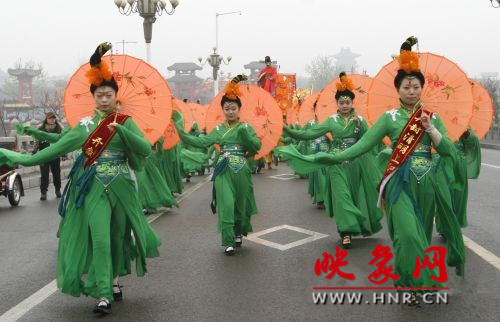 　　3月30日上午,開封市舉行2013中國(開封)清明文化節(jié)踏春巡游活動?！?　　