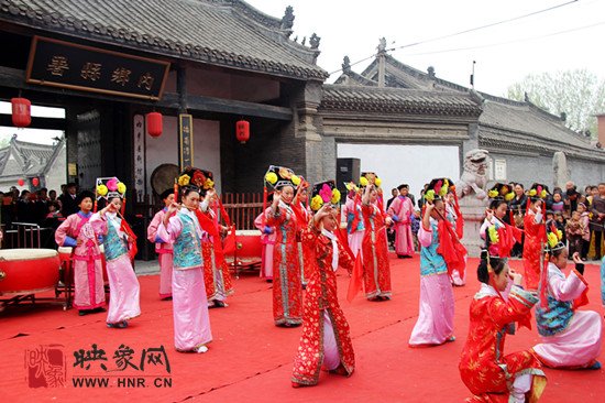 游客參觀清明小長假新推出的本土特色節(jié)目《鼓樂迎賓》。