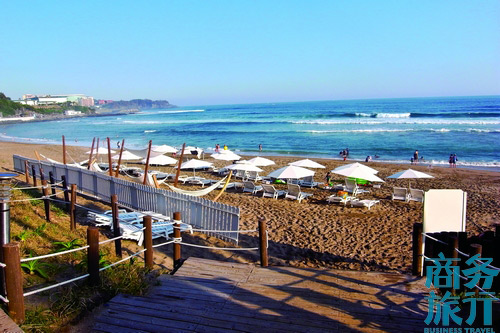 有一段偶來小路經(jīng)過新羅酒店所在的沙灘。