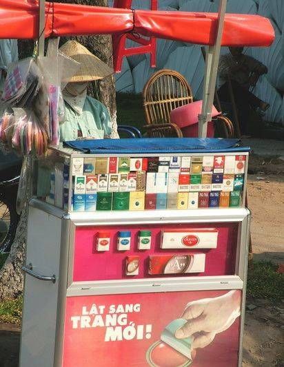 　煙攤，越南街頭隨處都是這樣的流動(dòng)小攤。