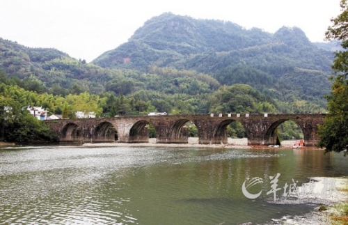 齊云山登封橋是登山的隘口,始建于明代,造型古樸典雅,蔚為壯觀。