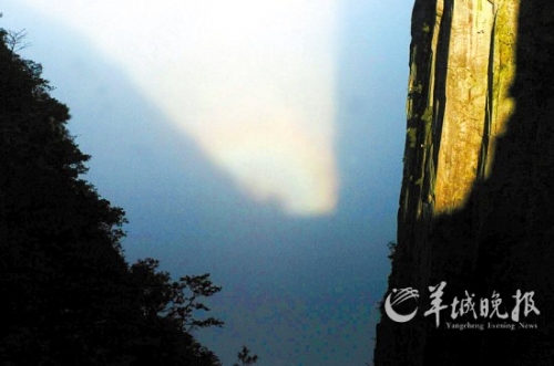 武功山四絕之一的“云海佛光”在大雨過(guò)后出現(xiàn)。