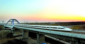 　　京廣高鐵連通南北大動脈。