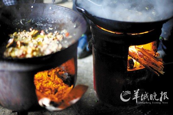 　　吃幾頓土家飯,喝幾杯土家酒,嘗幾塊土家肉。