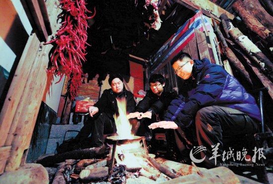 　　在土家人吊腳樓小住的那個(gè)夜晚,讓我想起了外婆家。