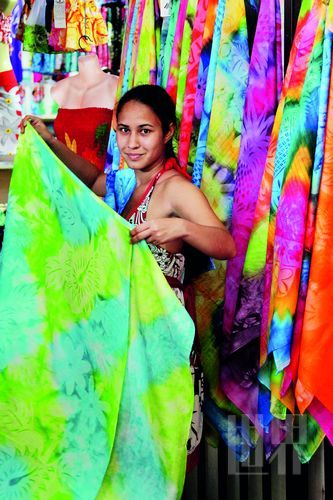 　　Pareo,這一幅幅有著漂亮圖案、色彩繽紛的布,是大溪地人最美的衣