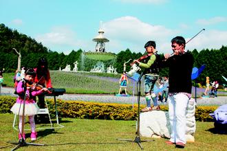 　　可愛的臺灣囝仔DoReMi家族以及樂樂莫札特樂團,周末都將會在歐洲花園園區(qū)內演奏紫色狂想曲,提供